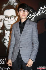 组图：方大同挑战红馆 邀绯闻女友薛凯琪同台