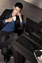 高清图：邵兵演绎商务男人魅力 优雅味道自信驾驭