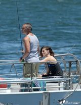 组图：暮光女穿军装现身片场 手拿酒瓶悠闲垂钓