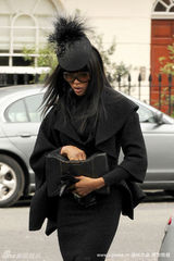 幻灯图：麦昆葬礼众好友出席  凯特-莫斯难掩悲伤