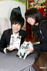 组图：张芸京香港办签唱会与歌迷亲密接触