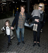 组图：基德曼黑色皮衣亮相 怀中小女儿萌样可爱