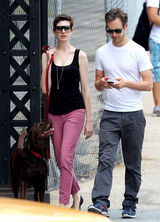 组图：安妮-海瑟薇与未婚夫遛狗晒幸福