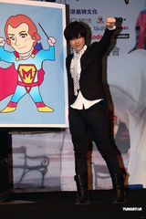 组图：张芸京新书创佳绩 穿燕尾服奏交响乐