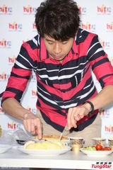 组图：光良亲手喂粉丝吃榴莲 被品冠催结婚生子