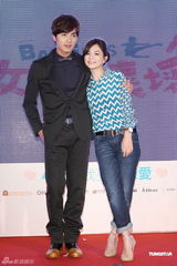 组图：Ella卖萌玩制服诱惑 贺军翔不逃避服役