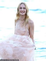 组图：爱娃-洛克波诺裸粉蕾丝婚纱款礼裙拍写真