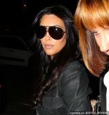 组图：金卡戴珊现身机场婚戒消失 72天婚姻终结