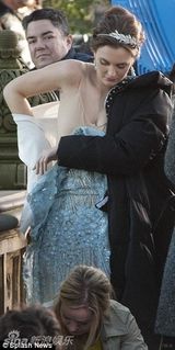 组图：莉顿-梅斯特片场闲聊 蕾丝裙突显圆润丰臀