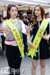 组图：韩团GirlsDay街头送路人爱心抱抱
