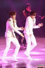 组图：东方神起开唱 劲歌热舞粉丝high不停