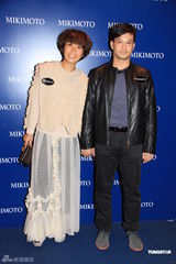 组图：官恩娜等众星出席活动 周汶锜大秀美背美腿