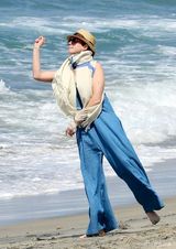 组图：海瑟薇海滩疯狂玩球 手穿胯下柔韧性超好