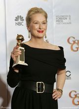 高清组图：梅丽尔-斯特里普获影后 开心展示奖杯