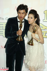 组图：金钟新科视帝后陈柏霖林依晨后台拥抱庆祝