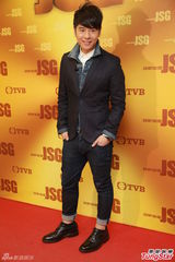 组图：陈慧娴泳儿潮装出席《劲歌金曲》录影