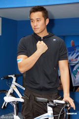 组图：张孝全不知杨佑宁恋情 骑单车险酿车祸