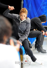 组图：韩星孙谭菲录制SBS台节目 秀花样滑冰风采