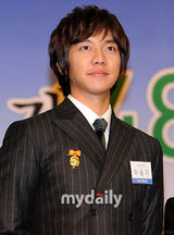 组图：韩星河智苑李胜基出席储蓄日活动获表彰