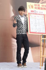 组图：胡夏现身新专辑签唱会 获女粉丝现场示爱