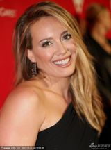 组图：希拉里-达芙金发碧眼甜美 手臂粗壮臃肿