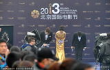 组图：北京电影节闭幕 主持人为地震同胞默哀