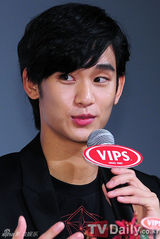 组图：韩星金秀贤参加活动 黑西装尽显绅士风度