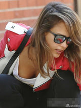 组图：杰西卡阿尔芭公园散步 街边俯身美胸走光