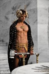 组图：《惊天战神》众神造型曝光前卫大胆