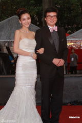 组图：AngelaBaby洁白长裙现身尽显青春魅力