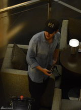 组图：徐若瑄休闲抵京与帅哥热聊