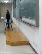 组图：刘欢大学讲课照曝光 儒雅都教授范十足