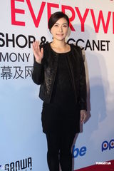 组图：郭晶晶黑衣亮相上海露招牌眯眼笑未受访