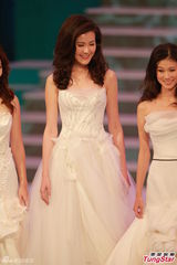 组图：港姐总决赛低胸白裙开场 舞台梦幻唯美