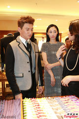 组图：吴奇隆白百何站台捞金 着装默契似情侣