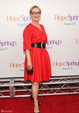 组图：斯特里普大红裙出席《希望温泉》首映