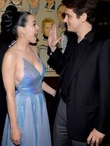 组图：水果姐闪亮长裙亮相 深V展优雅风情