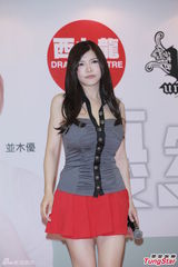 组图：女优冲田杏梨投保1亿护L奶 露深长事业线