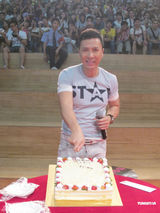 组图：甄子丹深圳签书会动容 2000影迷齐唱生日歌  