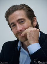 组图：休杰克曼领衔拍写真 奥利维亚露迷人笑容