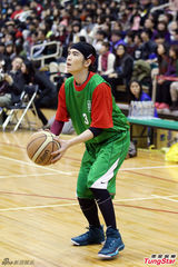 组图：萧敬腾一扫泼粪阴霾 展笑颜和学生打球