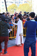 组图：杨丽萍再任评委 中式长卦配花边框镜搞怪