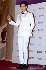 组图：金汎(金范)白色西装潇洒挺拔俊朗迷人