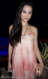 组图：张柏芝演出走光照被疯传 经纪公司称PS照