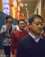 组图：鸟叔Psy红装赴美庆圣诞 奥巴马面前跳马舞