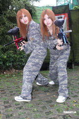 幻灯组图：By2挑战18招任务 带领歌迷玩射击游戏