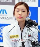 组图：金妍儿返韩引媒体蜂拥 亮相记者会卖萌