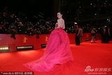 组图：霍思燕红裙现身电影节红毯 不惧严寒秀美背