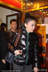 组图：王菲演唱会庆功吃火锅 赵薇那英到场祝贺