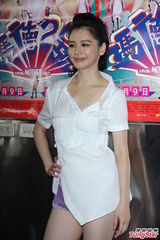 组图：徐若瑄简洁装扮亮相 紧身热裤秀长腿